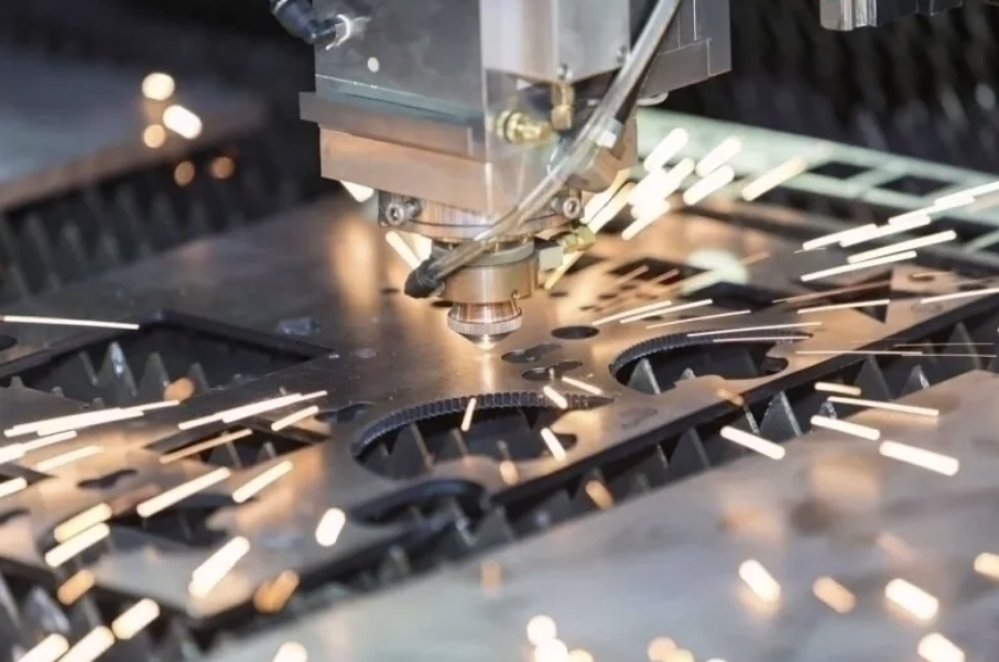 Nhờ độ phẳng gần như tuyệt đối, thép cán nguội giúp quá trình cắt laser và đột dập diễn ra liên tục, ít gây hư hỏng kim cắt hay khuôn dập